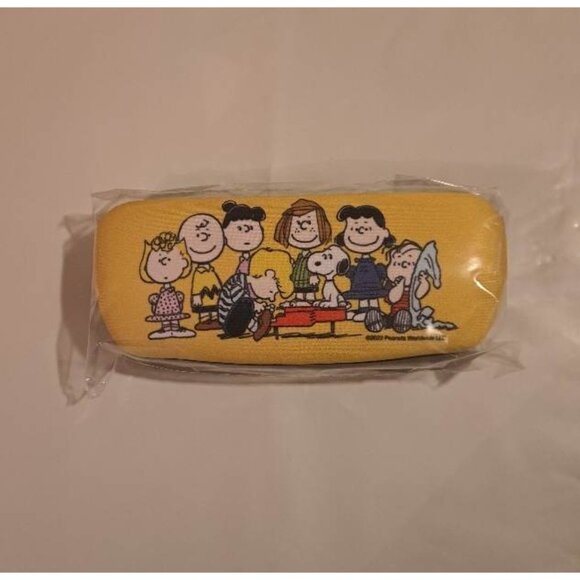 New Peanuts Snoopy 6" Eye Glass Case Hard  Cleaning Lens Cloth Charlie Brown NIP - Picture 2 of 2